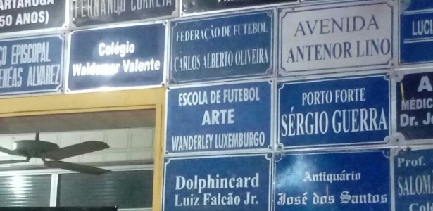 Placa "Escola de Futebol Arte Wanderley Luxemburgo" homenageia Luxa em restaurante no Recife - Roberto Oliveira/UOL