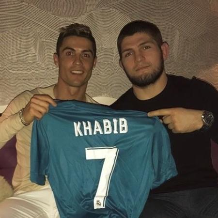 Cristiano Ronaldo deu camisas de presente a Khabib Nurmagomedov - Reprodução/Instagram