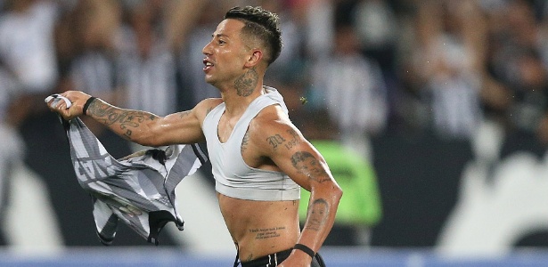 Leo Valência festeja gol sobre o Nacional; volante é retrato da arrancada do Botafogo - VITOR SILVA/SSPRESS/BOTAFOGO
