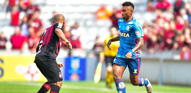 Vitinho tenta jogada em duelo do Flamengo contra o Atlético-PR - Jason Silva/AGIF - Jason Silva/AGIF