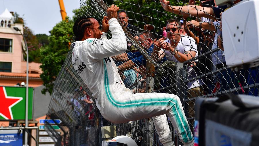 Lewis Hamilton se emocionou após superar adversidades no Q3 do treino classificatório em Mônaco - Andrej Isakovic/AFP