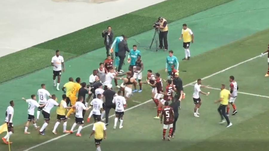 Jogadores de Corinthians e Flamengo protagonizam confusão ao fim da semi do Brasileiro Sub-20 - Reprodução Mycujoo