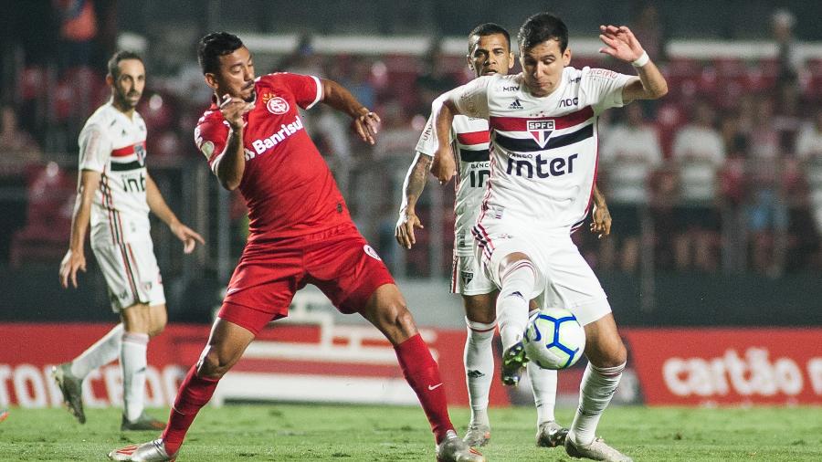 Pablo disputa bola durante partida entre São Paulo e Inter no Brasileirão do ano passado - MAURíCIO RUMMENS/FOTOARENA/ESTADÃO CONTEÚDO