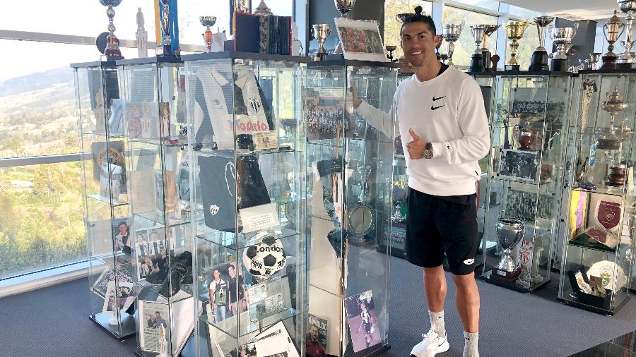 Cristiano Ronaldo visita Nacional da Ilha da Madeira, seu primeiro clube - Divulgação/CD Nacional