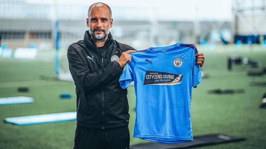 Guardiola com camisa que será usada pelo Manchester City contra o Arsenal - Divulgação