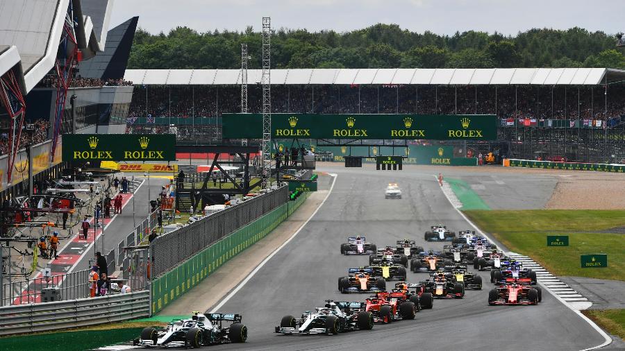 Valtteri Bottas e Lewis Hamilton, da Mercedes, lideram pelotão após largada do GP da Inglaterra de 2019 - Lat Images
