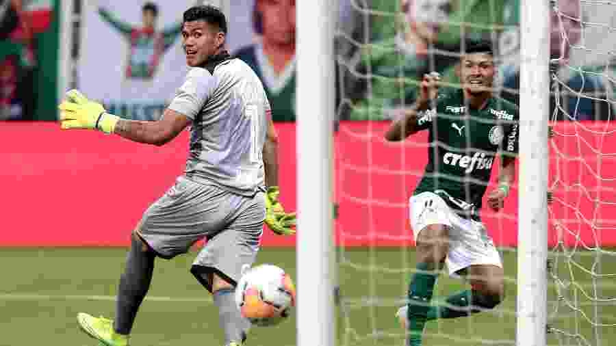 Rony cabeceia tirando do goleiro e marca o seu gol pelo Palmeiras - Sebastiao Moreira - Pool/Getty Images