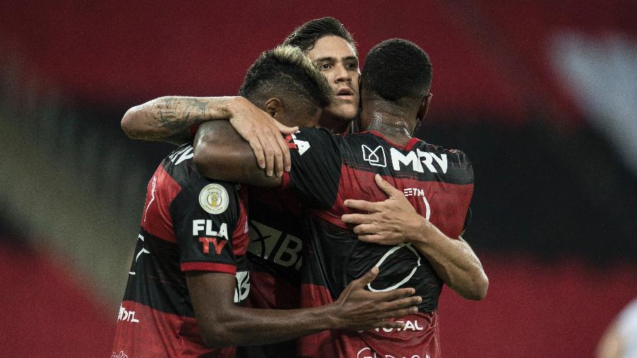 Jogadores do Flamengo comemoram gol de Pedro - Jorge Rodrigues/AGIF