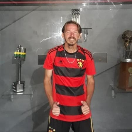 Marivaldo posa ao lado de troféus do Sport na sede social do clube - Sport/Divulgação