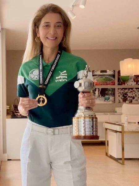 Leila Pereira exibe a medalha de campeão da Libertadores de 2020 - Reprodução/Twitter