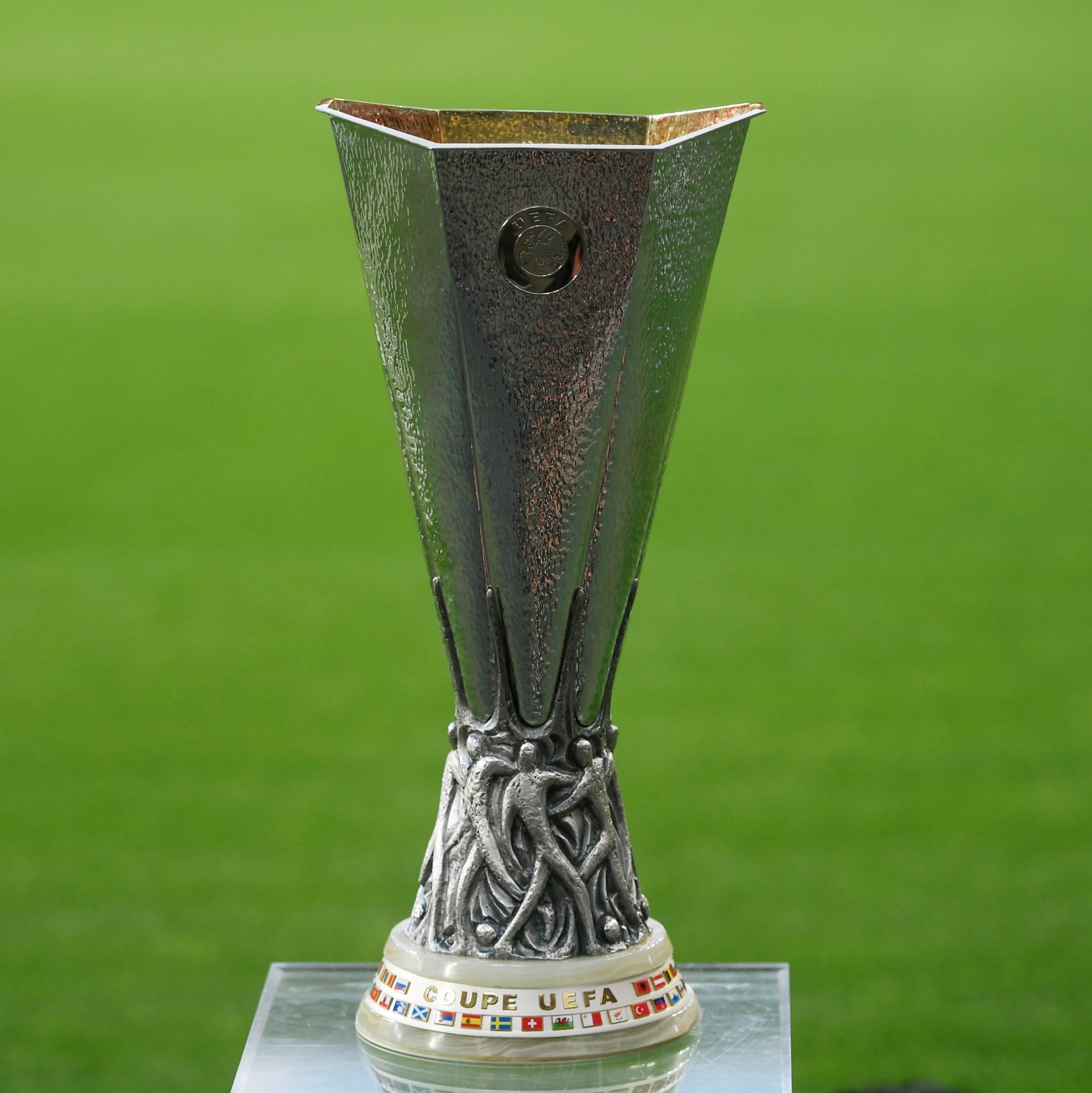 Após Champions League, SBT fecha acordo para transmitir Europa League