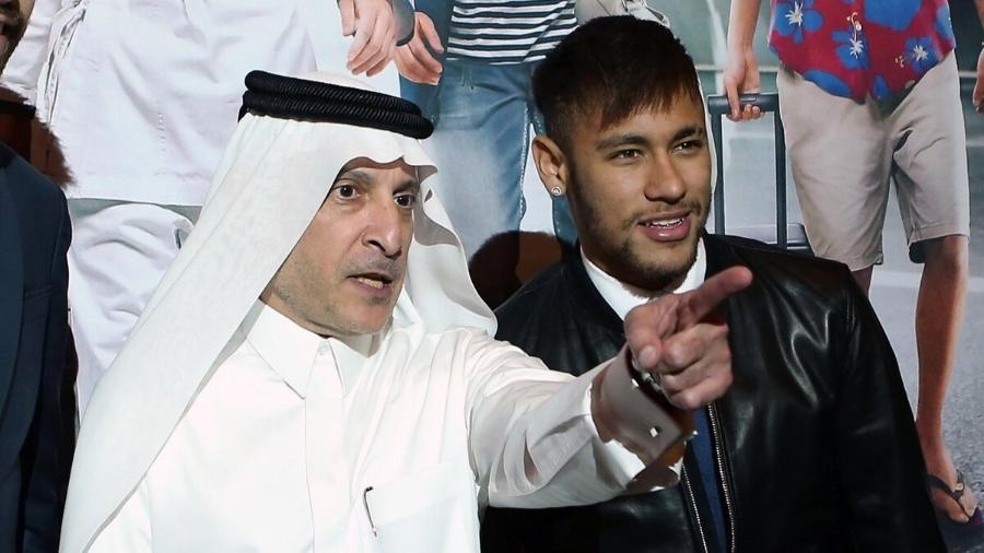Neymar e o CEO da Qatar Airways, uma das empresas que bancam o "projeto PSG" - AFP