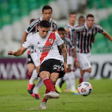 Montiel, do River Plate, cobra pênalti e abre o placar contra o Fluminense na Copa Libertadores - Twitter Conmebol