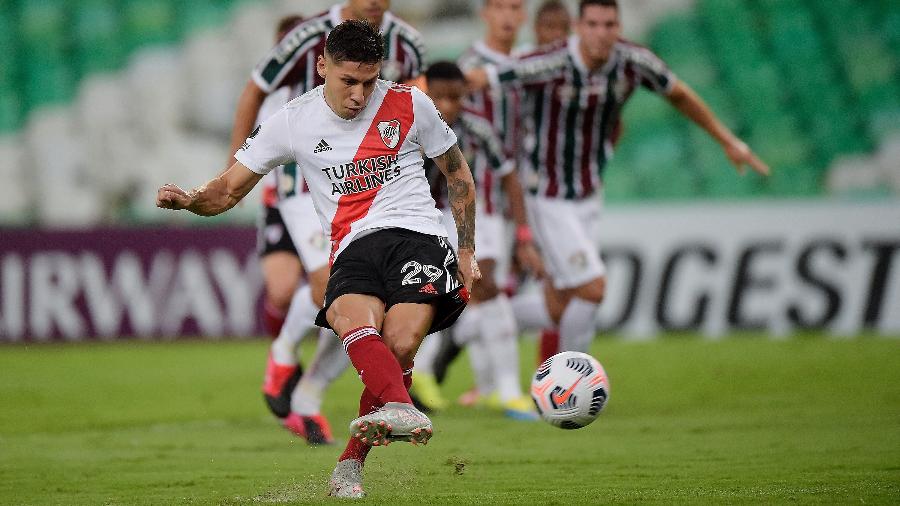 Montiel, do River Plate, cobra pênalti e abre o placar contra o Fluminense - Twitter Conmebol