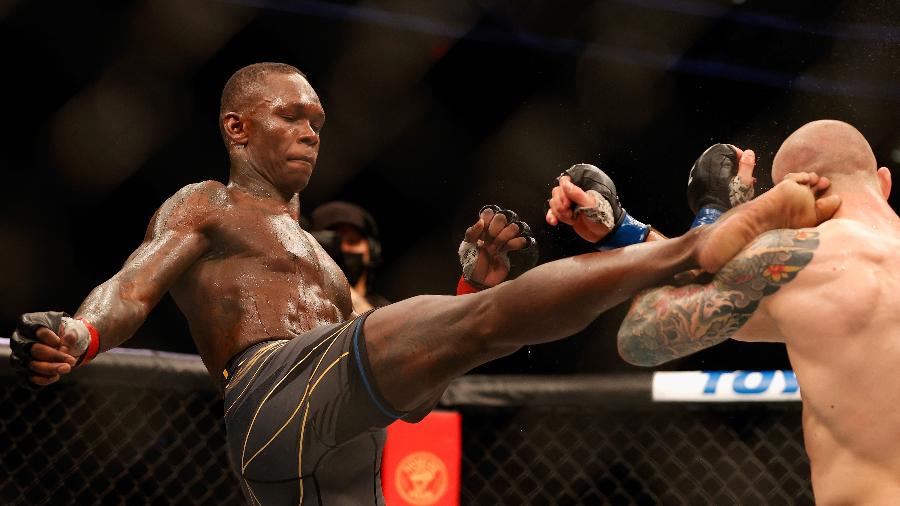 Israel Adesanya acerta chute em Marvin Vettori durante luta no UFC 263 - Christian Petersen/Getty Images
