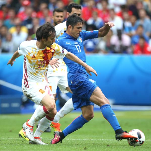 Eder disputa bola com David Silva, durante partida entre Itália e Espanha na Euro de 2016