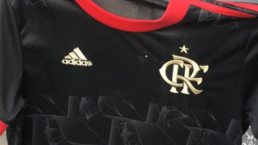 Suposta nova camisa 3 do Flamengo é toda preta, com detalhes em vermelho e dourado - Reprodução/FootyHeadlines.com