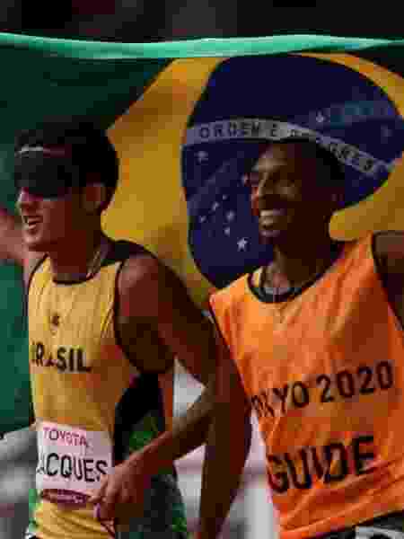 Yeltsin Jacques (à esq.) vence 1.500m e conquista 100º ouro brasileiro em Paralimpíadas - Rogério Capela/CPB - Rogério Capela/CPB