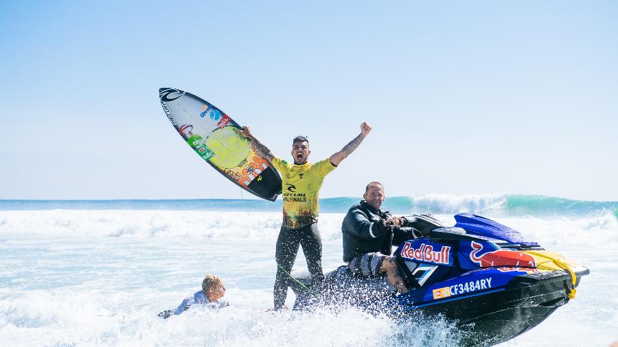 Gabriel Medina comemora terceiro título mundial de surfe no ano passado  - Divulgação/WSL