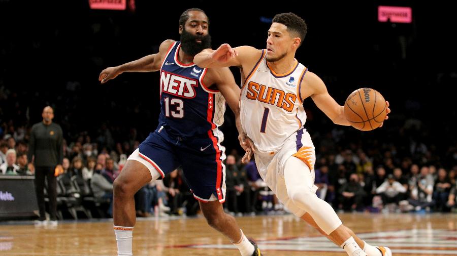 Devin Booker tenta passar por James Harden durante partida entre Phoenix Suns e Brooklyn Nets na NBA 2021-22 - Brad Penner-USA TODAY Sports