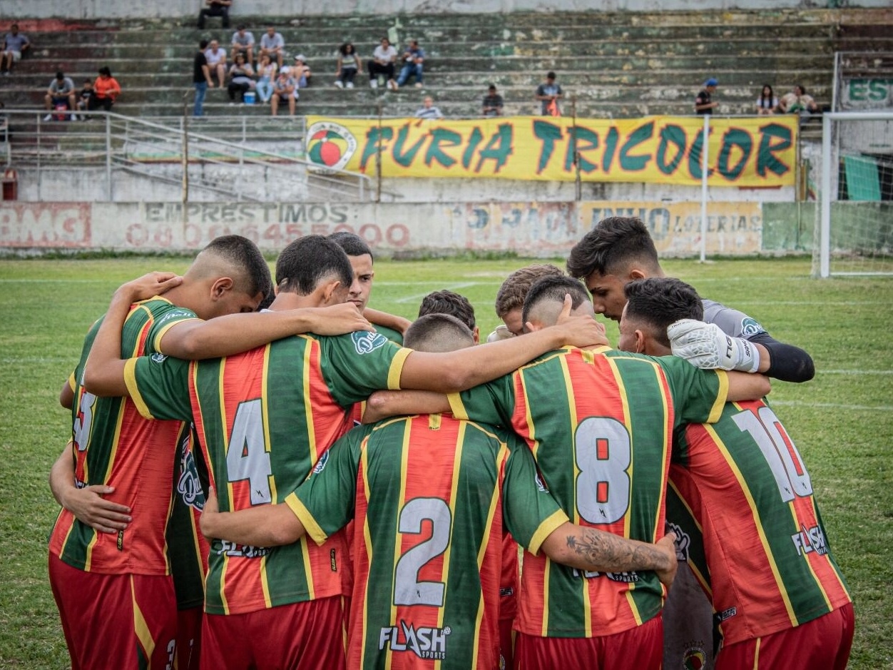 Conheça a história do esporte mais amado do mundo, o Futebol