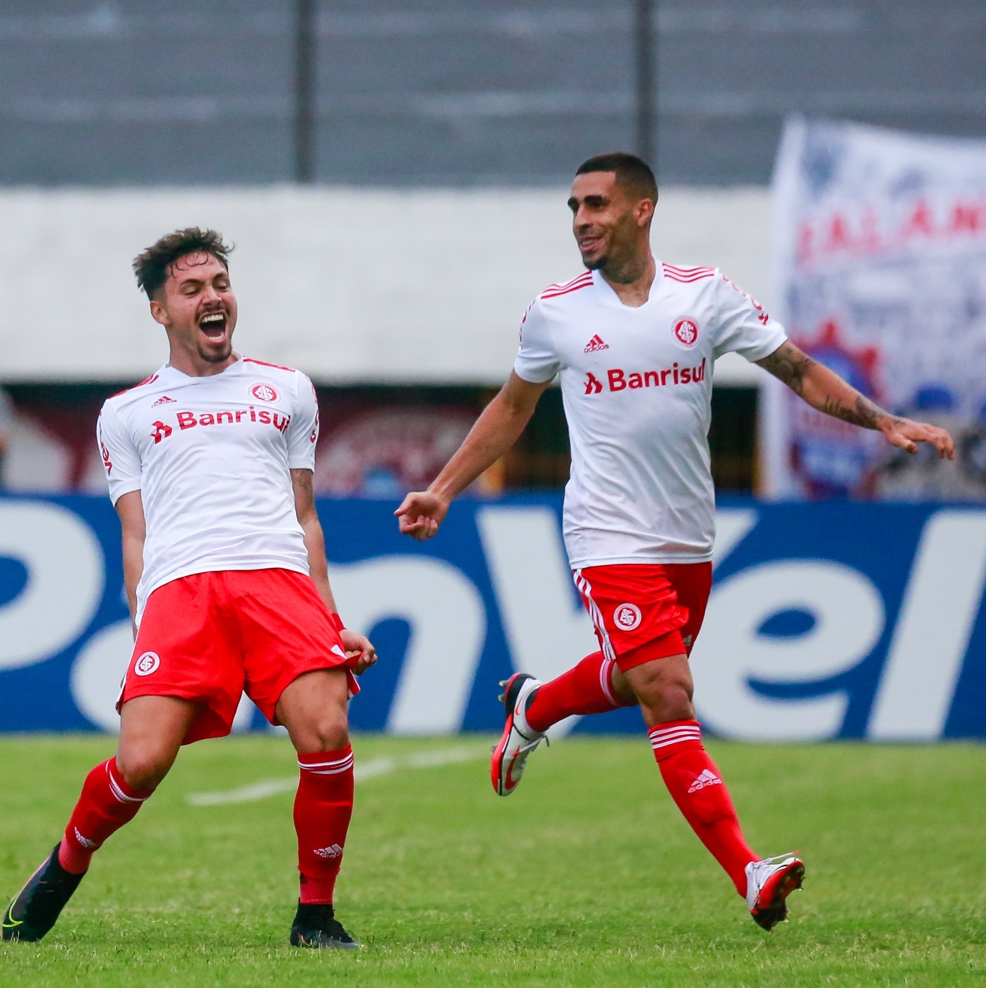 Jogadores de Inter e Caxias brigam após queda do Colorado na semifinal do  Gauchão - ISTOÉ Independente