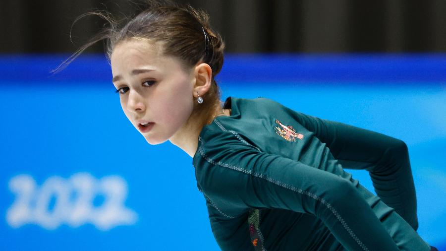 A russa Kamila Valieva, patinadora artística de apenas 15 anos, durante um treino durante os Jogos Olímpicos de Inverno, em Pequim, na China - EVGENIA NOVOZHENINA/REUTERS