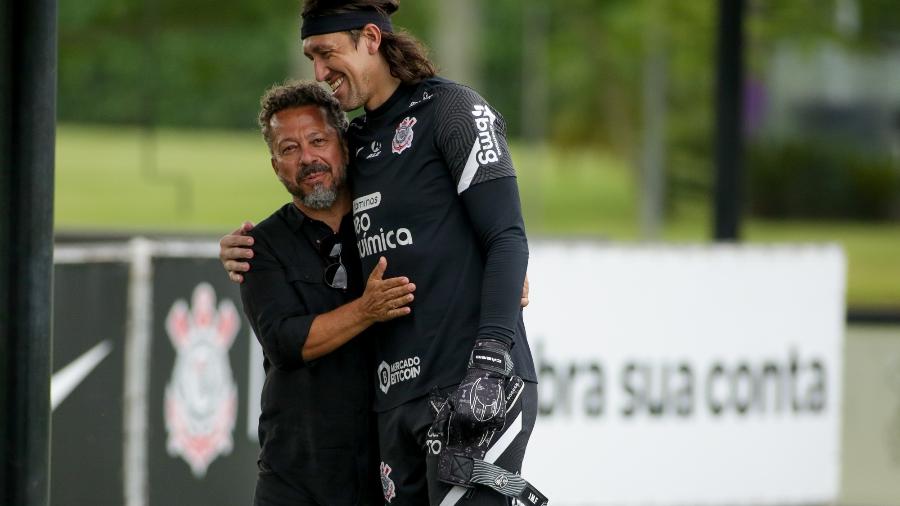 Cléber Xavier, auxiliar de Tite, abraça o goleiro Cássio  - Rodrigo Coca/ Ag. Corinthians