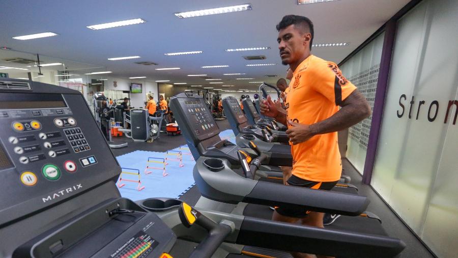 Paulinho, volante do Corinthians, se exercita na esteira do CT Dr. Joaquim Grava - Rodrigo Coca/Agência Corinthians