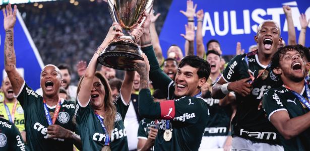 SP - Sao Paulo - 04/03/2022 - PAULISTA 2022 FINAL, PALMEIRAS X SAO PAULO -  Palmeiras players celebrate the title of champion during the award ceremony  after winning against Sao Paulo in