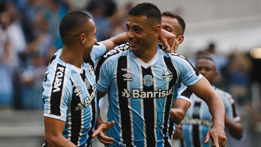 Diego Souza comemora primeiro gol do jogo: atacante marcou três vezes e garantiu vitória gremista - Maxi Franzoi/AGIF