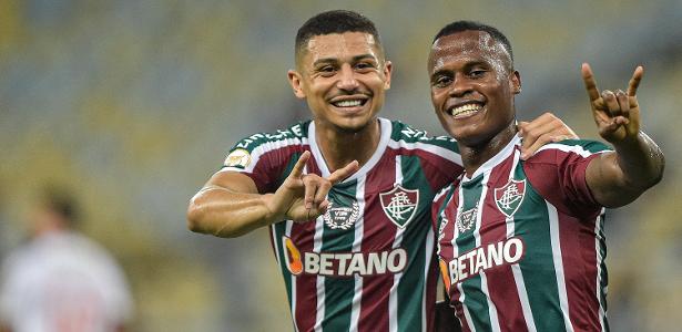 Jhon Arias comemora seu gol com André, na vitória do Fluminense contra o Atlético-MG