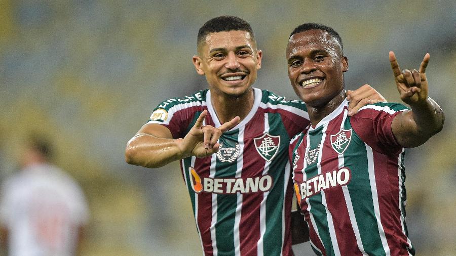 Jhon Arias, do Fluminense, comemora seu gol com Andre durante partida contra o Atlético-MG pelo Campeonato Brasileiro - Thiago Ribeiro/AGIF