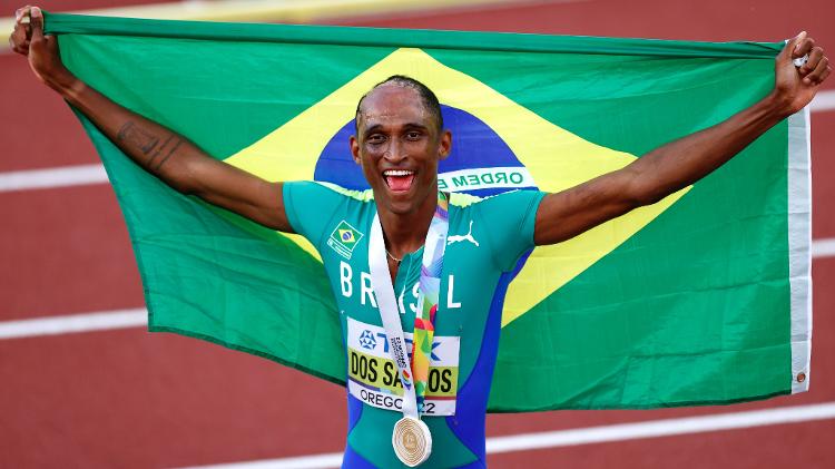 Alison dos Santos, Piu, avec la médaille d'or après avoir remporté le titre mondial au 400m haies à Eugene, USA.  - Steph Chambers/Getty Images - Steph Chambers/Getty Images