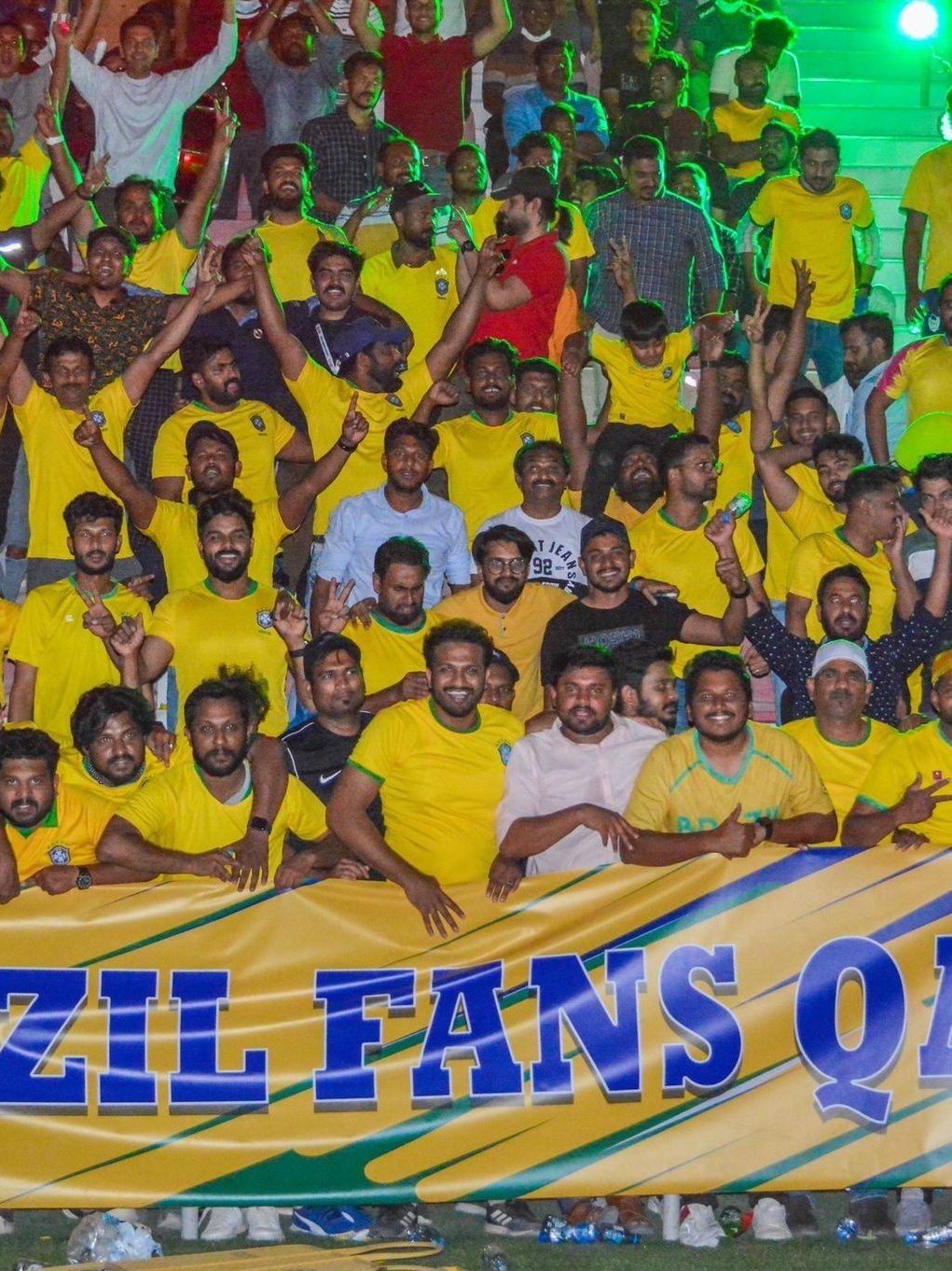 Fãs torcedores indianos assistem com entusiasmo à seleção indiana de  críquete