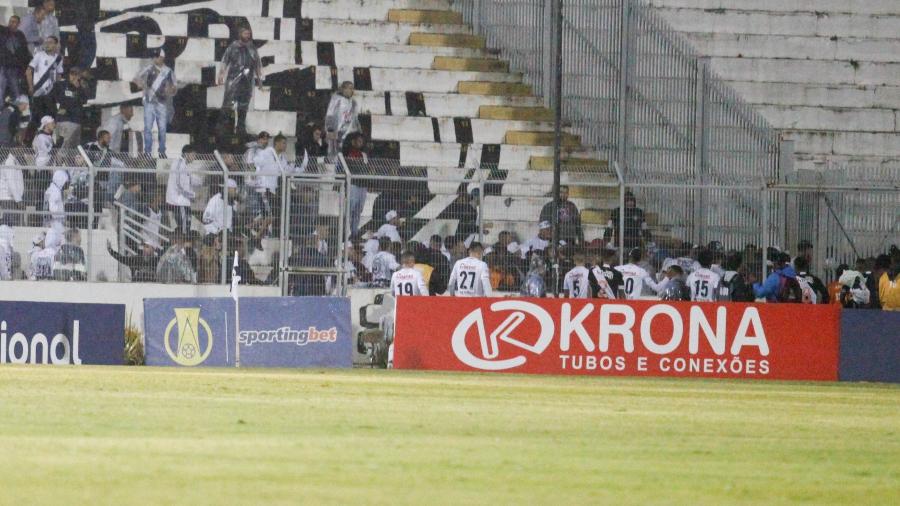 Torcedores de Ponte Preta e Vasco brigaram nas arquibancadas do Moisés Lucarelli durante jogo da Série B - Rogerio Capela/AGIF