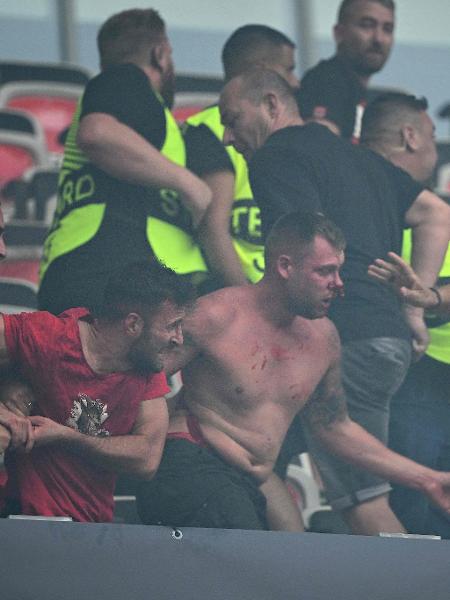 Torcedores de Nice e Colonia brigaram na arquibancada do estádio Allianz Riviera, em Nice, durante jogo da Liga Europa. 08/09/2022 - NICOLAS TUCAT/AFP