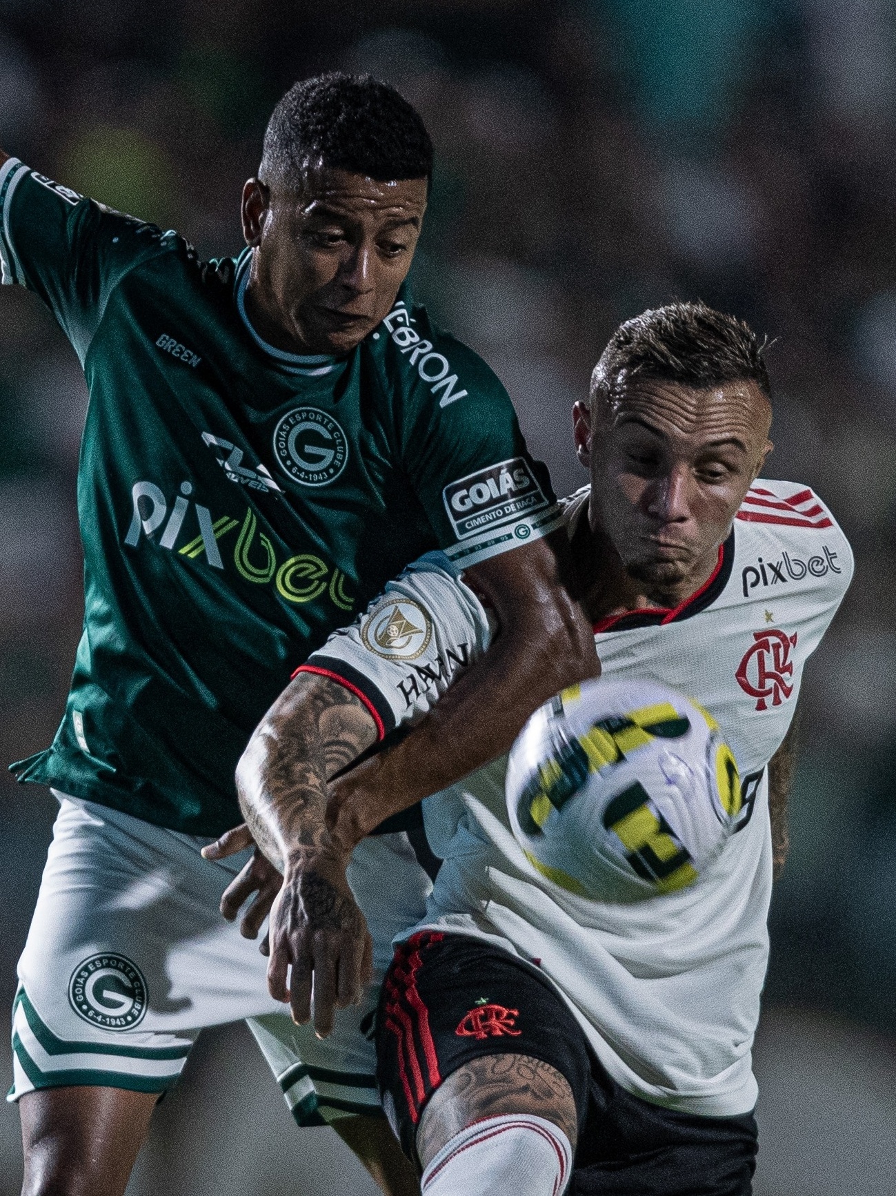 Flamengo fica no empate com o Goiás e vê Palmeiras abrir nove