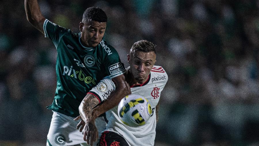 Maguinho, do Goiás, disputa lance com Cebolinha, do Flamengo, durante partida do Brasileirão - Heber Gomes/AGIF