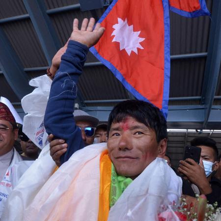 O alpinista nepalês Sanu Sherpa escalou duas vezes as 14 montanhas de mais de 8.000 metros do mundo - Prakash MATHEMA / AFP