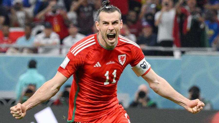 Gareth Bale comemora seu gol por Gales na partida contra os EUA na Copa do Mundo - NICOLAS TUCAT / AFP