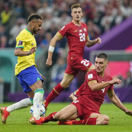 Nikola Milenkovic, da Sérvia, acerta Neymar em partida da Copa do Mundo - Icon Sportswire/Icon Sportswire via Getty Images