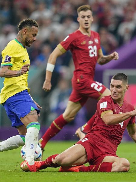 Nikola Milenkovic, da Sérvia, acerta Neymar em partida da Copa do Mundo. - Icon Sportswire/Icon Sportswire via Getty Images