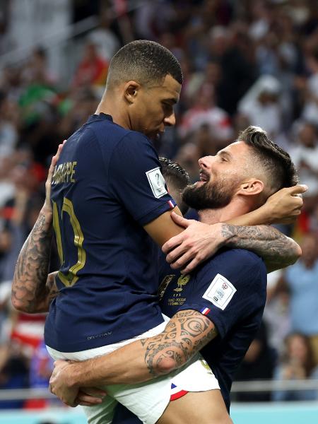 Olivier Giroud e Kylian Mbappé celebram o primeiro gol da França contra a Polônia. - Alex Grimm/Getty Images