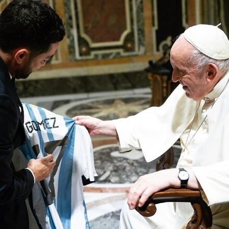 Papa Francisco dá a bênção em camisa da Argentina um dia antes da final da Copa do Mundo - Reprodução/Instagram