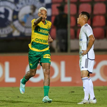 Deyverson, do Cuiabá, comemora seu gol contra o Cruzeiro, pelo Brasileiro - Gilson Junio/AGIF