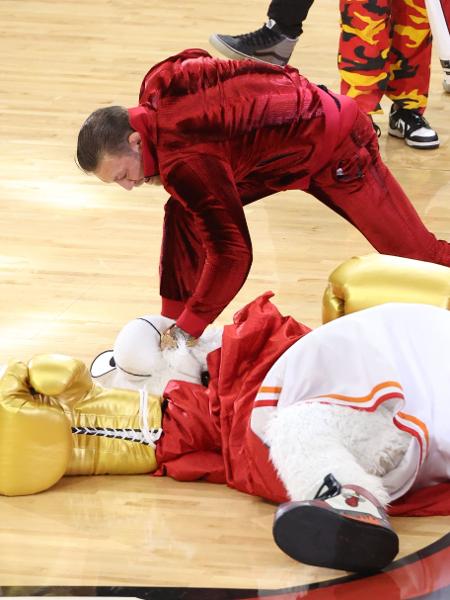 Conor McGregor nocauteia mascote do Miami Heat durante o jogo 4 das Finais da NBA. - Joe Murphy/NBAE via Getty Images