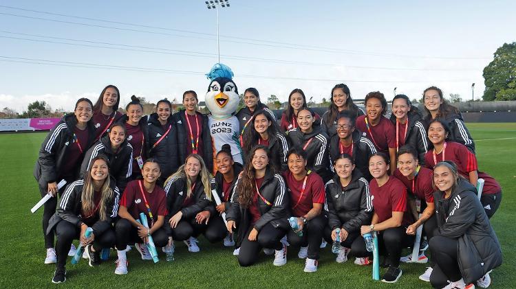 Seleção filipina, uma das estreantes da Copa do Mundo, recebeu a visita da mascote da competição