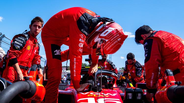 Charles Leclerc entra no carro da Ferrari para correr o GP da Hungria, em Budapeste