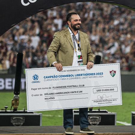 Mário Bittencourt com o cheque simbólico pela vitória na final da Libertadores: menos impostos Mário Bittencourt com o cheque simbólico pela vitória na final da Libertadores: menos impostos